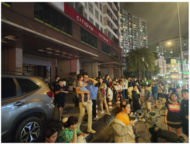 Hàng trăm người dân chạy xuống bên dưới chung cư.