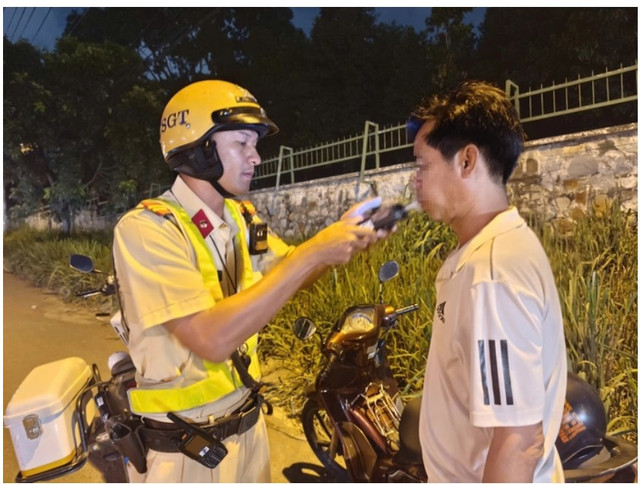 Đội CSGT Rạch Chiếc đo nồng độ cồn đối với người dân nghi đã say xỉn. docon-1.png