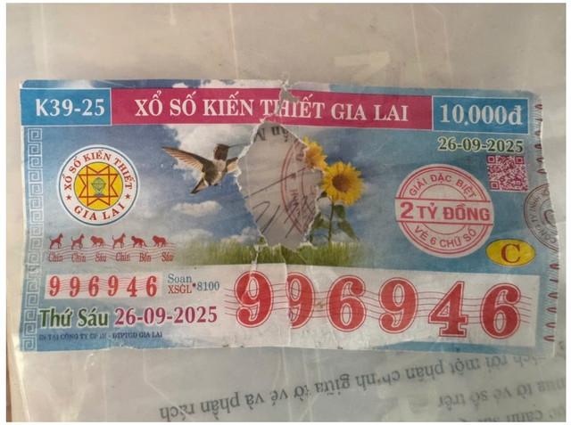 Tờ vé số trúng giải đặc biệt bị rách tạo lỗ thủng ở giữa khiến anh L. chưa thể nhận thưởng. trungso-1.png