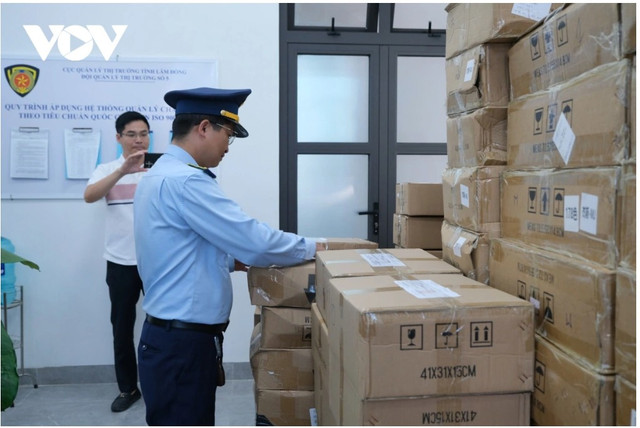 Đội Quản lý thị trường số 14 niêm phong hàng hóa bị thu giữ hanghoa-2.png