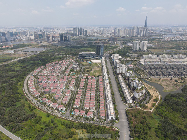 Phân khúc đất nền và căn hộ cao cấp chịu ảnh hưởng đầu tiên. Ảnh: Phạm Nguyễn.