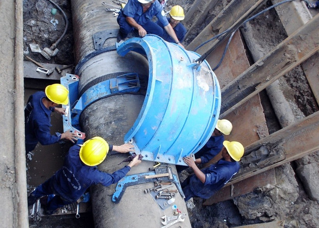 Công nhân đang thi công hệ thống cấp nước trên địa bàn TP HCM. Ảnh IT. hoanthien-capnuoc-1.jpg