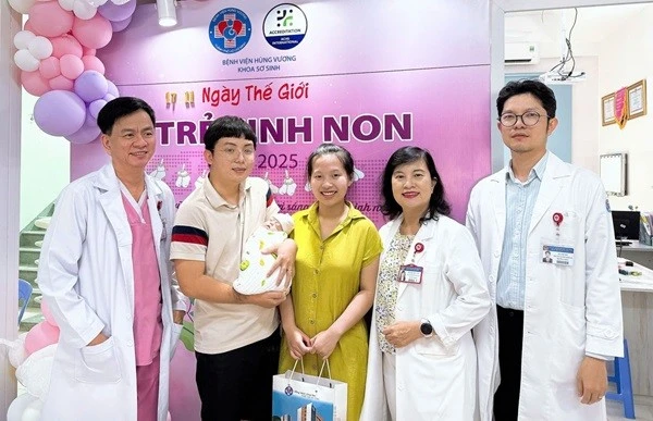 TP HCM: Bé gái sinh cực non 23 tuần được cứu sống thành công