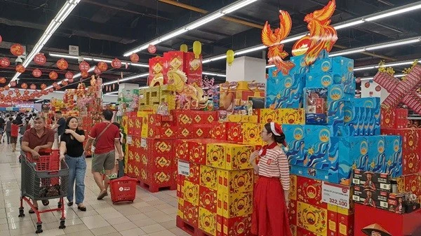 Hàng Tết tràn kệ, giá nhiều mặt hàng “hạ nhiệt”