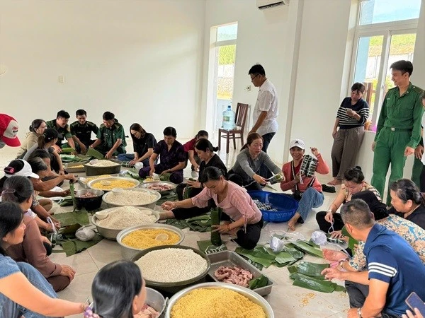 Bộ đôi Biên phòng TP HCM gói bánh tét gửi tặng đồng bào vùng lũ miền Trung