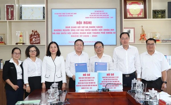 TPHCM bàn giao hồ sơ người ứng cử ĐBQH khóa XVI và HĐND Thành phố khóa XI