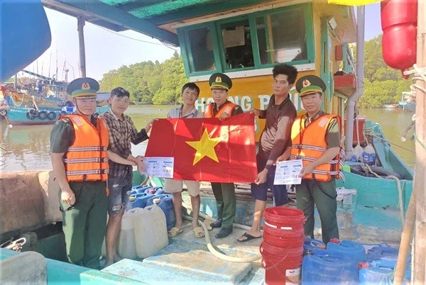 TP HCM: Tuyên truyền chống IUU đến từng tàu cá ở cảng Lộc An