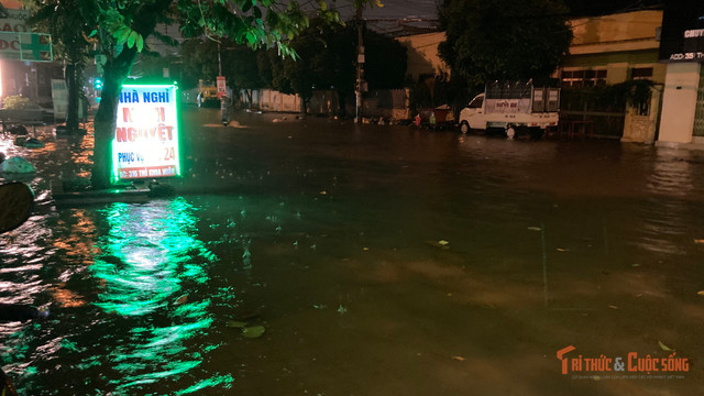 Các tuyến đường ngập sâu, giao thông ách tắc cục bộ, nước tràn vào khu dân cư phường Phú Thủy và một số khu vực lân cận. kto-br_img-1034.jpg