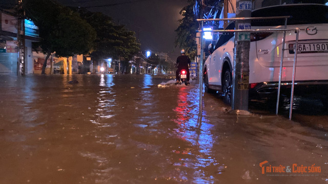 Nhiều phương tiện chết máy giữa dòng nước trên tuyến Thủ Khoa Huân. kto-br_img-1028.jpg