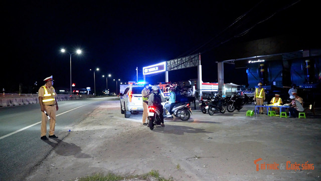 Lực lượng CSGT tỉnh Lâm Đồng kiểm tra nồng độ cồn đối với người điều khiển phương tiện. kto-br_1-2.jpg