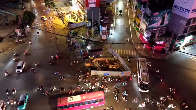 Dự án metro số 2 đoạn trước trụ sở Công an quận 3 cũ được thi công vào ban đêm nhằm hạn chế ảnh hưởng giao thông.