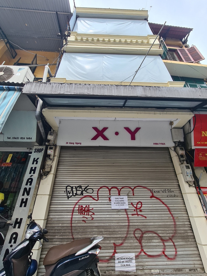 Liên hệ với bà H., chủ mặt bằng này cho biết, trước đây chưa có dịch COVID-19 gia đình bà cho khách thuê mặt bằng tầng 1 với giá 90 triệu đồng/tháng. Tuy nhiên, từ khi có dịch, để “ưu đãi” cho khách nên gia đình bà giảm giá thuê xuống còn 70 triệu đồng/tháng. “Khách có thể thanh toán theo 1, 3 hoặc 6 tháng/lần cũng được”, bà H chia sẻ thêm “ưu đãi”.