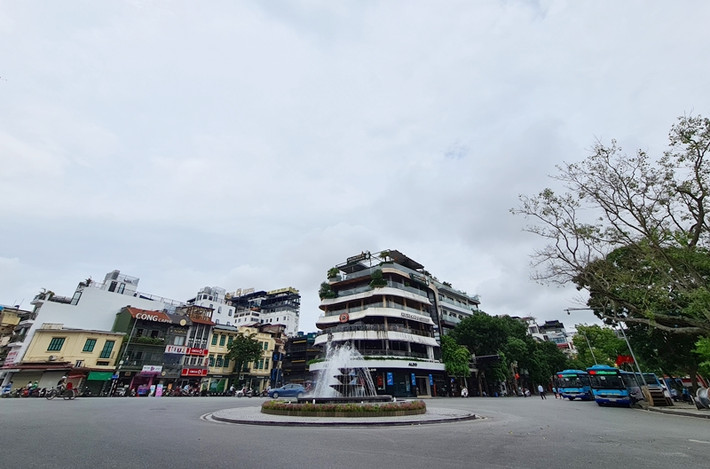 Đặc biệt, kết luận tại buổi họp Ban chỉ đạo phòng chống COVID-19 chiều ngày 31/7, Chủ tịch UBND TP Hà Nội Nguyễn Đức Chung yêu cầu: Tất cả các quán bar, karaoke, hàng quán, quán nước vỉa hè, lễ hội tập trung đông người phải tạm dừng hoạt động từ 0h ngày 1/8. Các nhà hàng bán hàng nhưng phải tiến hành giãn cách, 2 người cách xa từ 1m trở lên, khi mua hàng cũng như vậy. Thực hiện nghiêm chỉ đạo này, nhiều người đã không ra đường nếu không có việc cần thiết nên càng khiến các hộ kinh doanh, cho thuê mặt bằng ở phố cổ "khóc ròng".