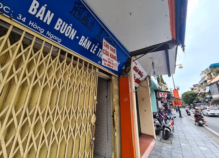 Một số tiểu thương ở đây cho biết, do ảnh hưởng của dịch COVID-19, khách du lịch không có (chủ yếu là du khách nước ngoài), không thể nào bán được sản phẩm nên dẫn đến việc bị cạn kiệt vốn. Nếu tiếp tục duy trì cửa hàng chỉ có thể chống đỡ được khoảng 1 - 2 tháng tới, nhưng nợ sẽ chồng lên rất nhiều. Do vậy, hướng tốt nhất là tạm thời đóng cửa, trả lại mặt bằng, chờ đợi dịch qua đi.