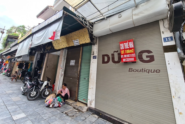 Ghi nhận của PV Kiến Thức chiều ngày 4/8, trước tình hình dịch bệnh COVID-19 đang có xu hướng gia tăng và diễn biến phức tạp, tại nhiều mặt bằng phố cổ Hà Nội vốn buôn bán quần áo nay đồng loạt đóng cửa, treo biển cho thuê nhà, thuê cửa hàng.