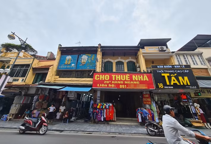Những tấm biển, băng rôn "cho thuê nhà" xuất hiện nhan nhản tại khu vực phố cổ Hà Nội.