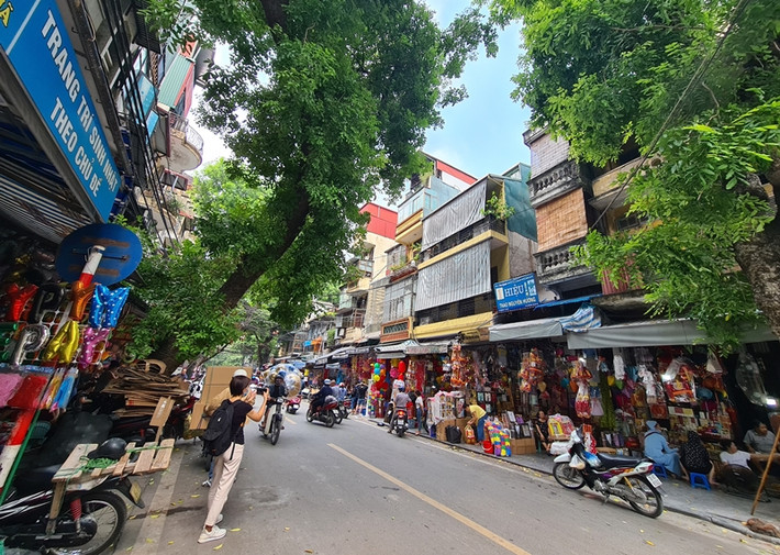 Ghi nhận của PV Kiến Thức từ sáng đến trưa ngày 28/8 cho thấy, khung cảnh buôn bán tại phố Hàng Mã (Hà Nội) vô cùng ảm đạm.