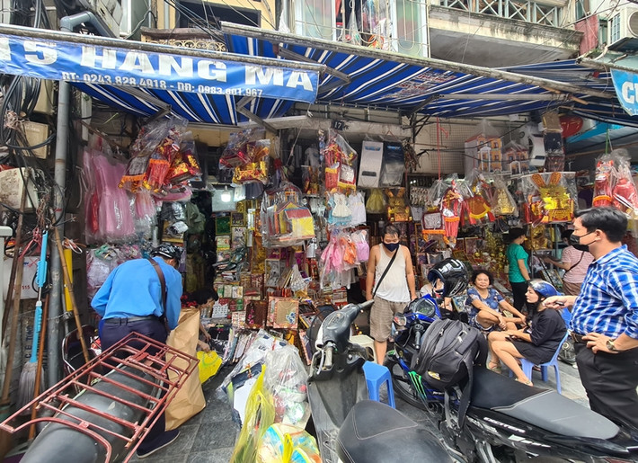 Thỉnh thoảng mới xuất hiện vài ba vị khách ghé phố Hàng Mã sắm đồ thờ cúng.