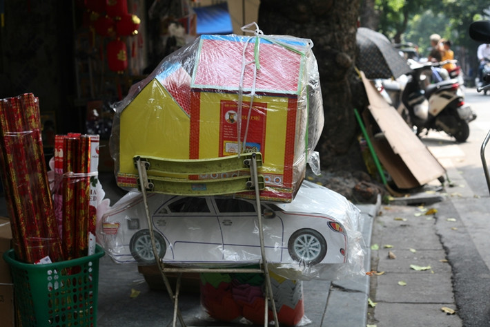 Năm nay, loạt “xế sang” dành cho người quá cố ở phố Hàng Mã cũng “ế ẩm”.