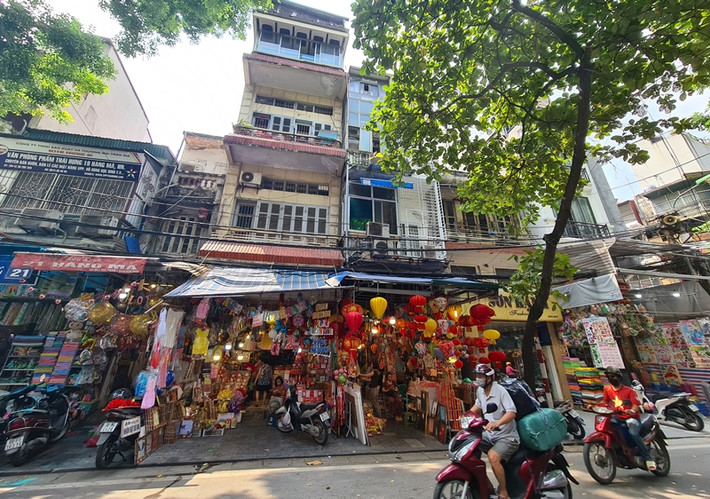 Tuy nhiên, cả con phố vẫn buồn hiu vì vắng khách.