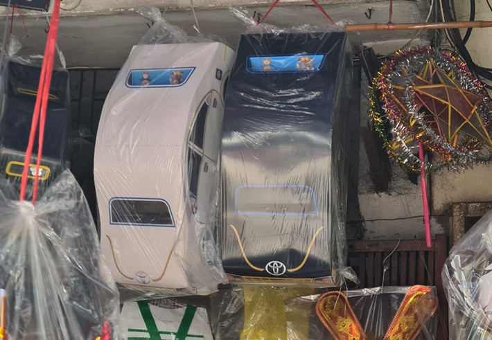 Các “xế sang” đa dạng kiểu mẫu, màu sắc “nhái” các thương hiệu hiệu xe hơi nổi tiếng...