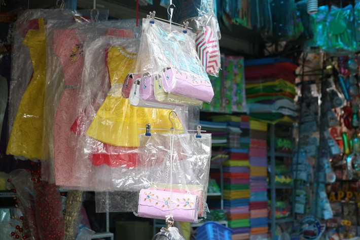 Tại nhiều cửa hàng ở phố Hàng Mã, năm này còn bày bán cả các loại “túi xách” nhỏ.