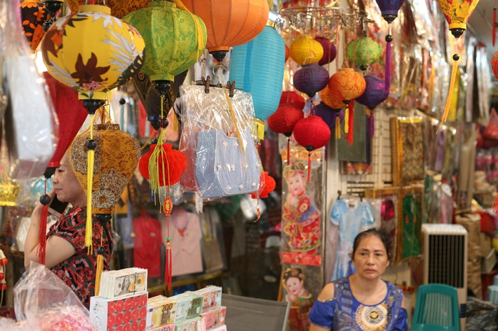 “Rằm năm nay, khách hàng đến đây chủ yếu mua đồ vàng mã, cơ bản như giày dép, quần, áo. Còn ô tô, nhà lầu người ta ít mua lắm”, một chủ cửa hàng chia sẻ.