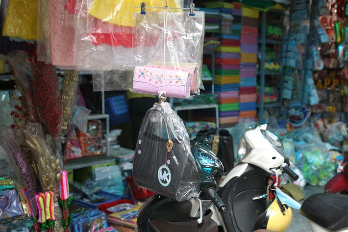 Xuất hiện cả những chiếc “túi xách” thương hiệu Michael Kors dành cho người quá cố.