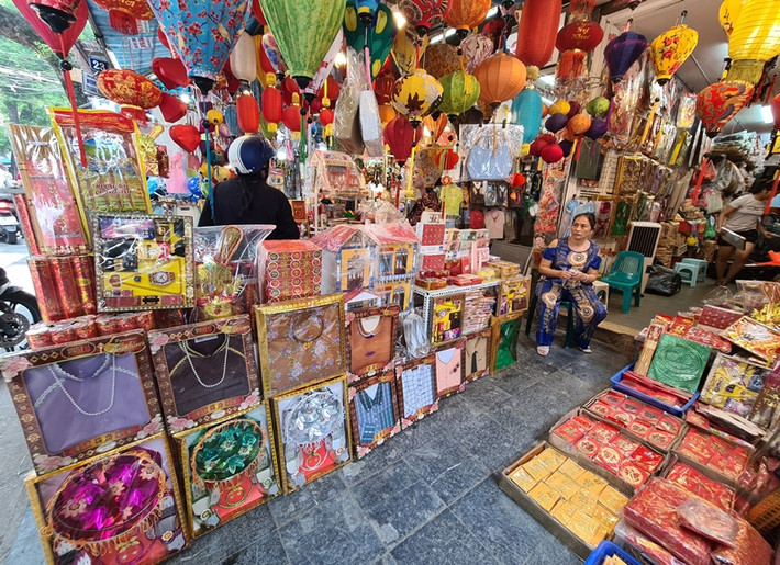 Đến trưa ngày 28/8, khung cảnh vắng vẻ quanh phố Hàng Mã vẫn chẳng có chút thay đổi, các chủ cửa hàng chỉ biết ngồi thở dài, chờ khách.