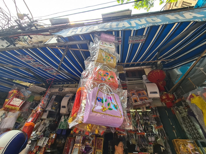 Giá của những chiếc túi ở đây được bán từ 90-100 nghìn đồng/chiếc.Tuy nhiên, những chiếc “túi xách hàng hiệu" cũng ế ẩm không kém “xế sang” ở phố Hàng Mã, Hà Nội.