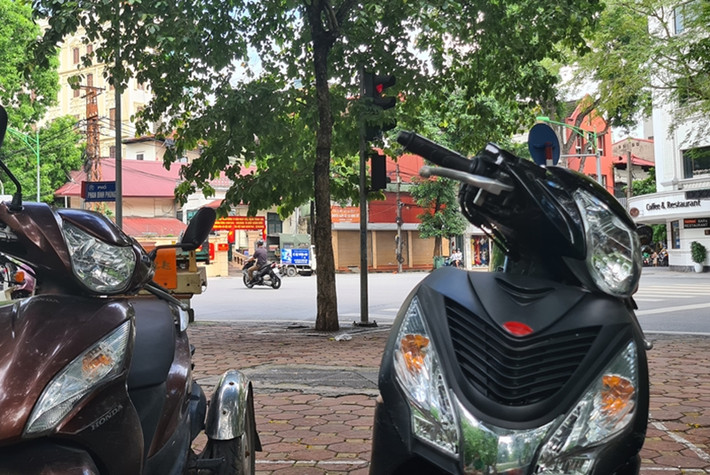 Đáng chú ý là nằm đối diện khu vực đang diễn ra tình trạng tụ tập buôn bán trà đá, người dân không đeo khẩu trang là một trụ sở Công an phường.