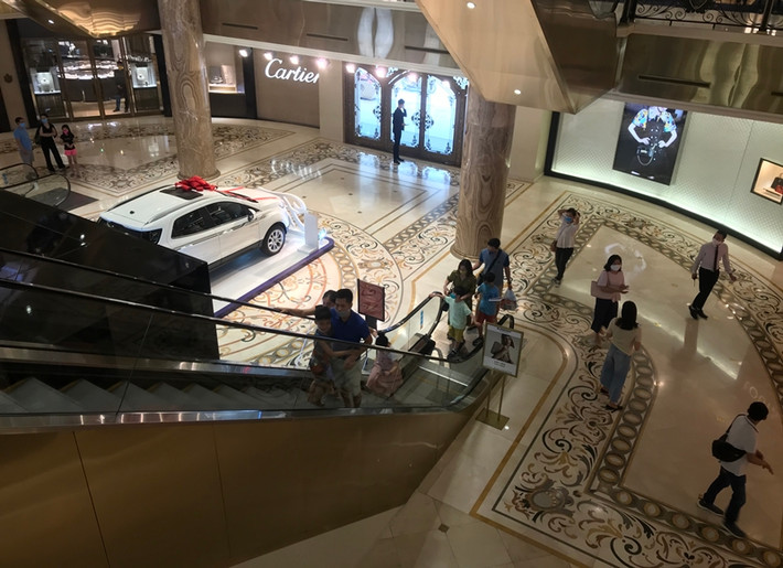 Thỉnh thoảng mới xuất hiện vài tốp nhỏ du khách đi chơi dịp 30/4 vào đây tham quan.