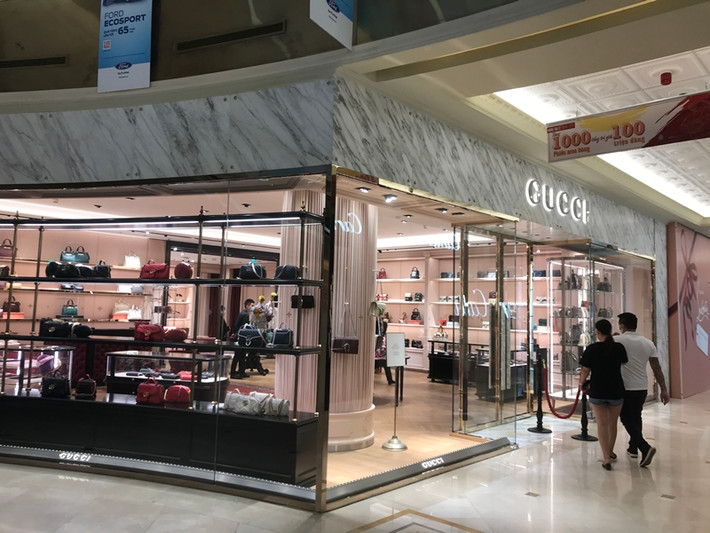 Thỉnh thoảng mới có một vài vị khách ghé vào cửa hàng túi xách thời trang để tham quan.