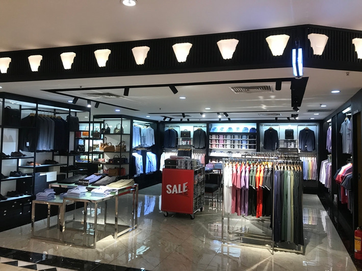 Các quầy hàng thương hiệu trong TTTM Tràng Tiền Plaza.