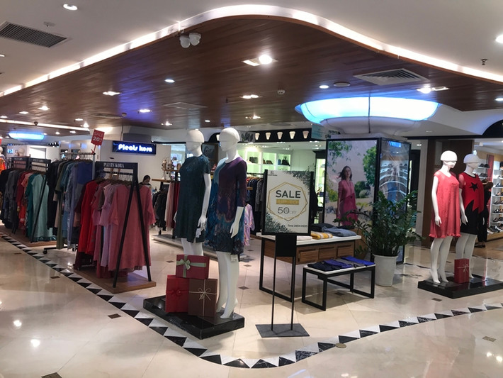 Thời trang hàng hiệu tại TTTM Tràng Tiền Plaza.