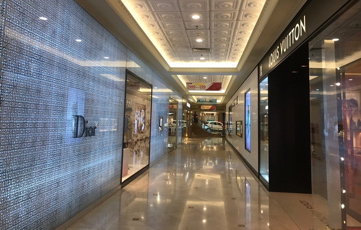 Các lối di chuyển đến các cửa hàng bên trong Tràng Tiền Plaza dường như vắng bóng khách hàng.