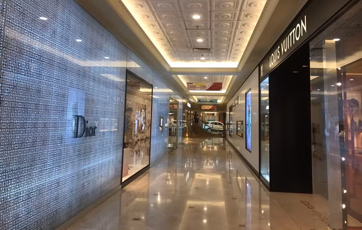 Các lối di chuyển đến các cửa hàng bên trong Tràng Tiền Plaza dường như vắng bóng khách hàng.
