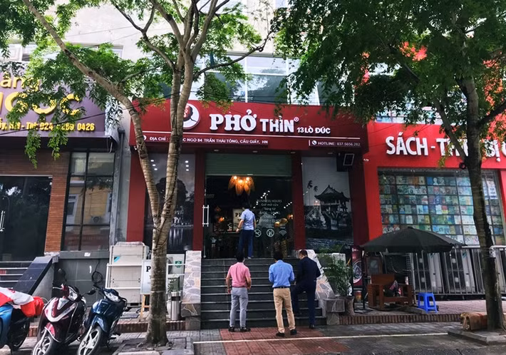 Một quán phở trên đường Trần Thái Tông cũng mở cửa đón khách nhộn nhịp trong buổi trưa ngày hôm nay.