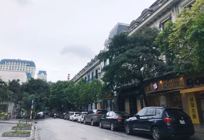 Các quận huyện khác thì hoạt động kinh tế sẽ được nới lỏng dần nhưng những nơi như quán bar, karaoke, massage, trò chơi điện tử… theo quy định của Chỉ thị 15 vẫn phải đóng cửa ít nhất đến 30/4. Đặc biệt, nghiêm cấm hoạt động quán nước chè và quán bán trà chanh vỉa hè, bởi những quán nước này có ghế ngồi thấp, nguy cơ lây nhiễm cao. (Hình ảnh một số nhà hàng trên con phố Hàn ở Mễ Trì, Hà Nội cũng bắt đầu mở cửa đón khách).