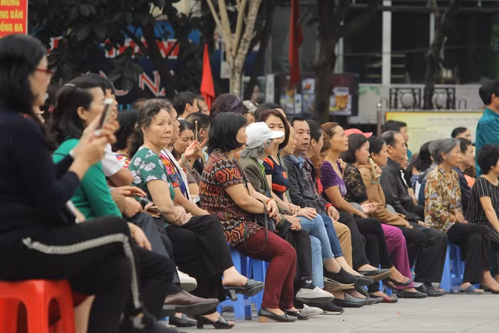 Hàng trăm phụ huynh đến tiễn con em mình lên đường nhập ngũ, thực hiện nhiệm vụ bảo vệ Tổ quốc.