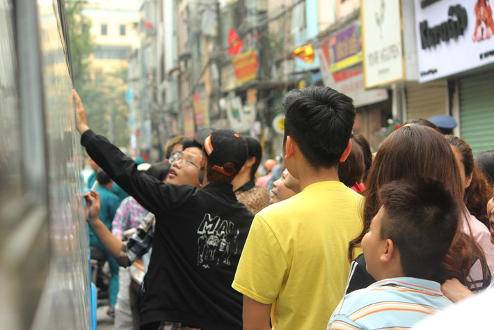 Người thân tân binh lưu luyến cho đến khi chiếc xe di chuyển xa dần.