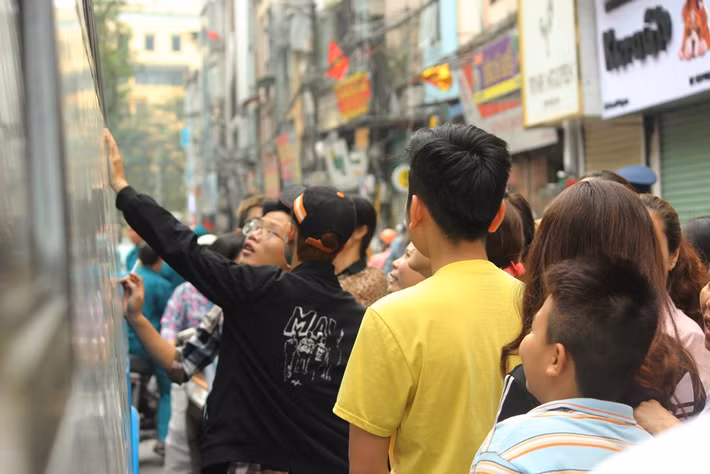 Người thân tân binh lưu luyến cho đến khi chiếc xe di chuyển xa dần.