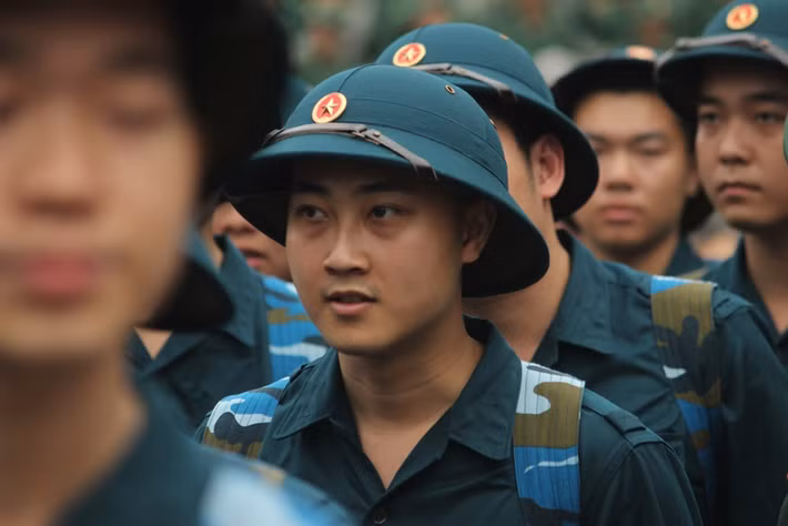 Hơn 8h sáng nay, các tân binh bắt đầu di chuyển lên các chuyến xe để về đơn vị của mình để bắt đầu việc rèn luyện, thực hiện nhiệm vụ cao cả.