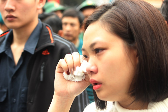 Những giọt nước mắt lăn dài trên má người thân các tân binh trong ngày nhập ngũ.