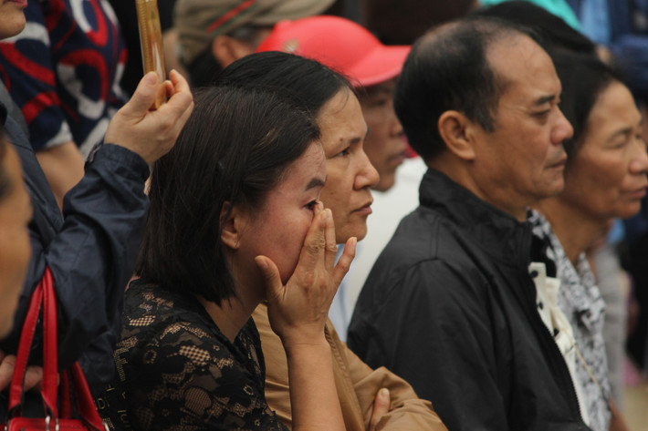 Mẹ của tân binh Phạm Trung Hiếu - chị Nguyễn Kim Lan (Đống Đa) nghẹn ngào khi phải tạm thời rời xa con. "Cháu là con một trong gia đình, nay phải xa nhà để thực hiện nhiệm vụ tôi rất vui, nhưng sợ nhớ con nên mới khóc. Tôi hy vọng, vào quân ngũ con cố gắng giữ gìn sức khỏe, học tập, rèn luyện để hoàn thành xứ mệnh thiêng liêng này", - chị Lan chia sẻ.