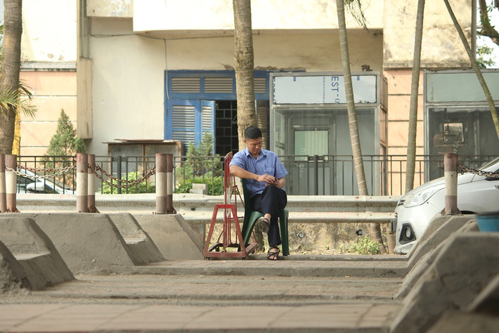 Thời điểm PV ghi nhận, tại trạm BOT của công ty Vietracimex 8 vắng bóng các tài xế và hầu như không thấy ai tụ tập tại đây để phản đối việc thu phí nữa. Các nhân viên thu phí vẫn làm việc bình thường. Tuy nhiên, họ tỏ ra khó chịu khi PV hỏi những thông tin liên quan đến sự việc đang xảy ra tại đây, và không nói bất kỳ điều gì.