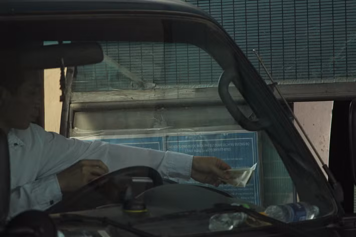 Tài xế chủ động đưa tiền cho nhân viên trạm để mua vé. Mức phí thấp nhất là 10.000 đồng/xe 4 chỗ ngồi.