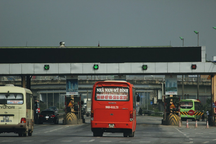 Những tài xế lái xe đường dài hầu hết đều biết việc trạm BOT Bắc Thăng Long - Nội Bài này bị phản đối thu phí, nên họ phóng rất nhanh khi đi qua trạm và không mua vé.