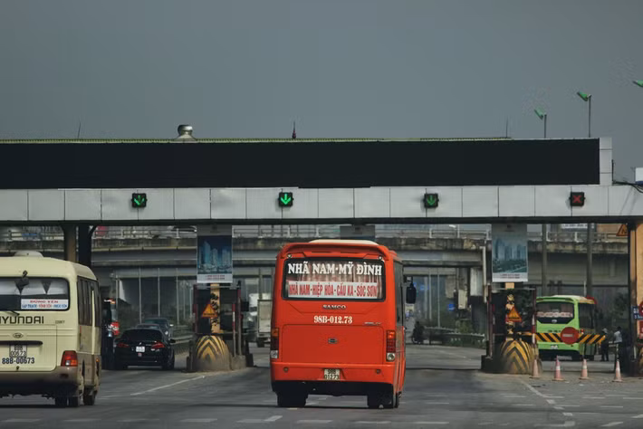 Những tài xế lái xe đường dài hầu hết đều biết việc trạm BOT Bắc Thăng Long - Nội Bài này bị phản đối thu phí, nên họ phóng rất nhanh khi đi qua trạm và không mua vé.