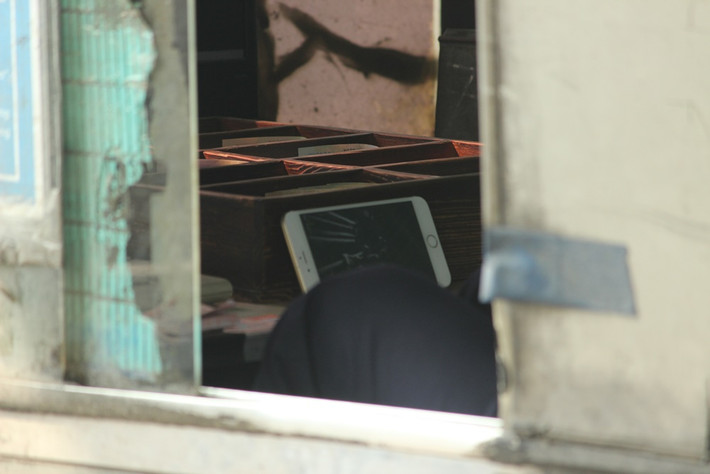 Thậm chí có khoảng thời gian dài nhân viên chỉ ngồi trong phòng thu phí gác chân mở điện thoại xem phim, lướt mạng.